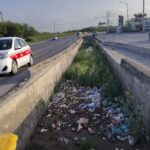Desazolvan cuadrillas municipales dren del bulevar Oriente en Reynosa