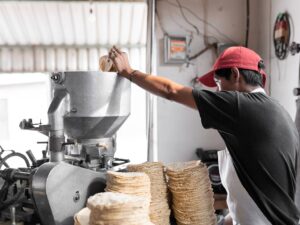 como-se-hacen-las-tortillas-en-las-tortillerias