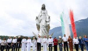 320-2025.-Entregan-Americo-y-Maria-escultura-monumental-de-la-Virgen-de-la-Misericordia-en-El-Chorrito-2-850x500