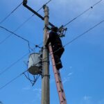 Asegura Guardia Estatal cámara de vigilancia irregular en poste de CFE en Díaz Ordaz