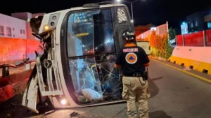 camioneta-de-transporte-de-personal-vuelca-en-irapuato-guanajuato-hay-12-heridos_a849d653-fa25-4a00-9e2b-14dffa042927_medialjnimgndimage=fullsize