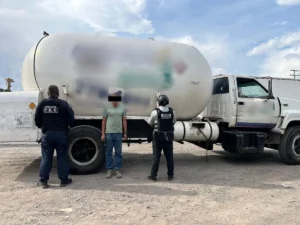 incautan-autotanque-con-15-mil-litros-de-gas-lp-en-carretera-federal-45-de-guanajuato_2cf67bf2-10af-45a4-98ee-bbd3fb19af93_medialjnimgndimage=fullsize