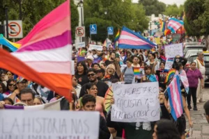 marcha-lgbt-en-queretaro-desafia-amenazas-y-reabre-disputa-por-la-ley-trans_9da041d4-b376-4186-b4d4-4a95e75070d9_medialjnimgndimage=fullsize