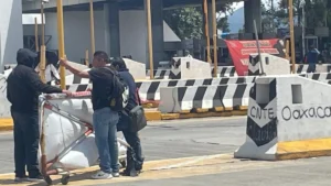 seccion-22-de-la-cnte-realiza-nueva-protesta-en-el-aeropuerto-internacional-de-oaxaca_46053a71-51c3-47c8-b68c-303dac9e2e8a_medialjnimgndimage=fullsize