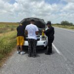 Guardia Estatal apoya a familia viajera varada por sobrecalentamiento