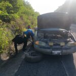 Guardia Estatal apoya a conductor con reemplazo de neumático dañado