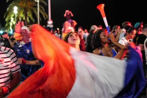 adolescente-muere-al-caer-de-un-camion-durante-festejos-de-francia-en-el-mundial_8c296283-559c-47c6-aa0e-35752a08d9b0_medialjnimgndimage=fullsize